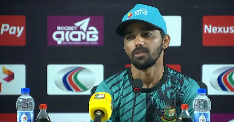 দিনের খেলা শেষে সাংবাদিকদের ব্রিফ করছেন মমিনুল